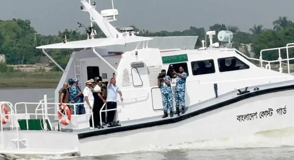 মোংলায় নৌঘাটিতে পৌঁছেছেন প্রধানমন্ত্রী