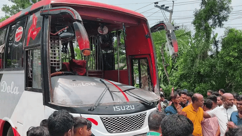 গোপালগঞ্জে মোটরসাইকেলে বাসের ধাক্কায় নিহত ৫