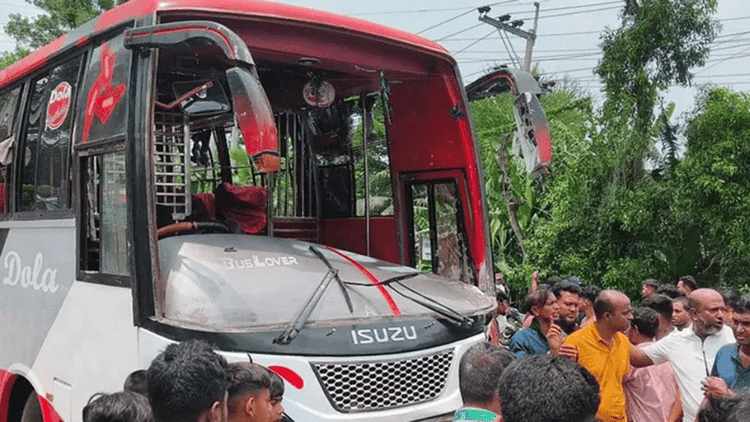 গোপালগঞ্জে মোটরসাইকেলে বাসের ধাক্কায় নিহত ৫