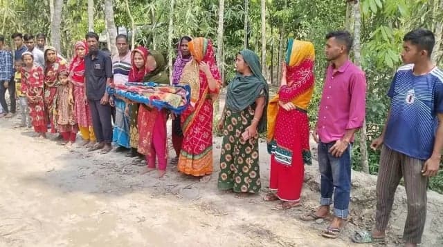 সন্তানের মরদেহ নিয়ে প্রেমিকের বিচারের দাবিতে মায়ের মানববন্ধন