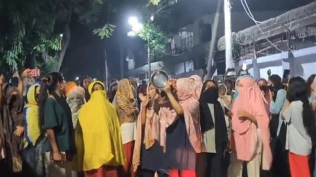 ছাত্ররাজনীতি নিষিদ্ধের দাবিতে মধ্যরাতে বিক্ষোভে উত্তাল ইডেন কলেজ