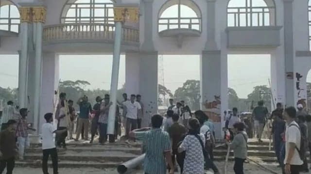 বাণিজ্য মেলার মাঠে সচিবালয় স্থানান্তরের প্রতিবাদ, শেকৃবি শিক্ষার্থী‌দের ভাঙচুর