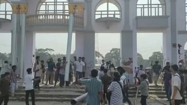 বাণিজ্য মেলার মাঠে সচিবালয় স্থানান্তরের প্রতিবাদ, শেকৃবি শিক্ষার্থী‌দের ভাঙচুর