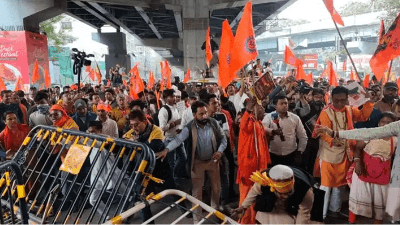 কলকাতায় বাংলাদেশ উপ-হাইকমিশনেও ব্যারিকেড ভেঙে প্রবেশের চেষ্টা