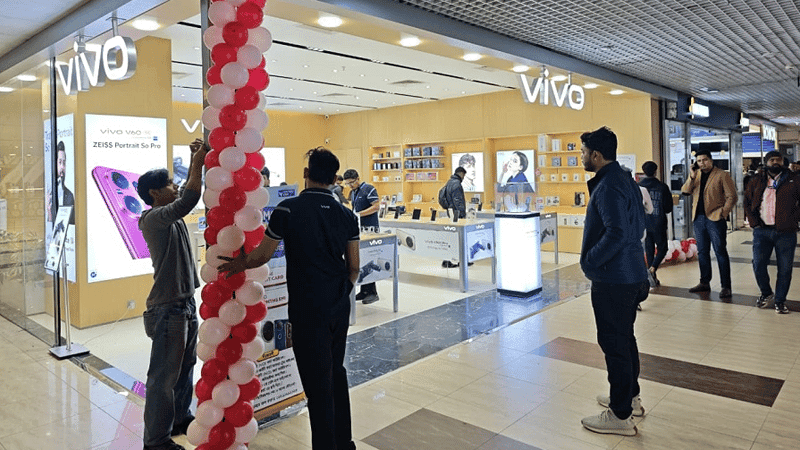 চোরাচালান নির্ভর ব্যবসায়ীদের বাধায় দোকান খুলতে পারছেন না বৈধ মোবাইল হ্যান্ডসেট উৎপাদকরা