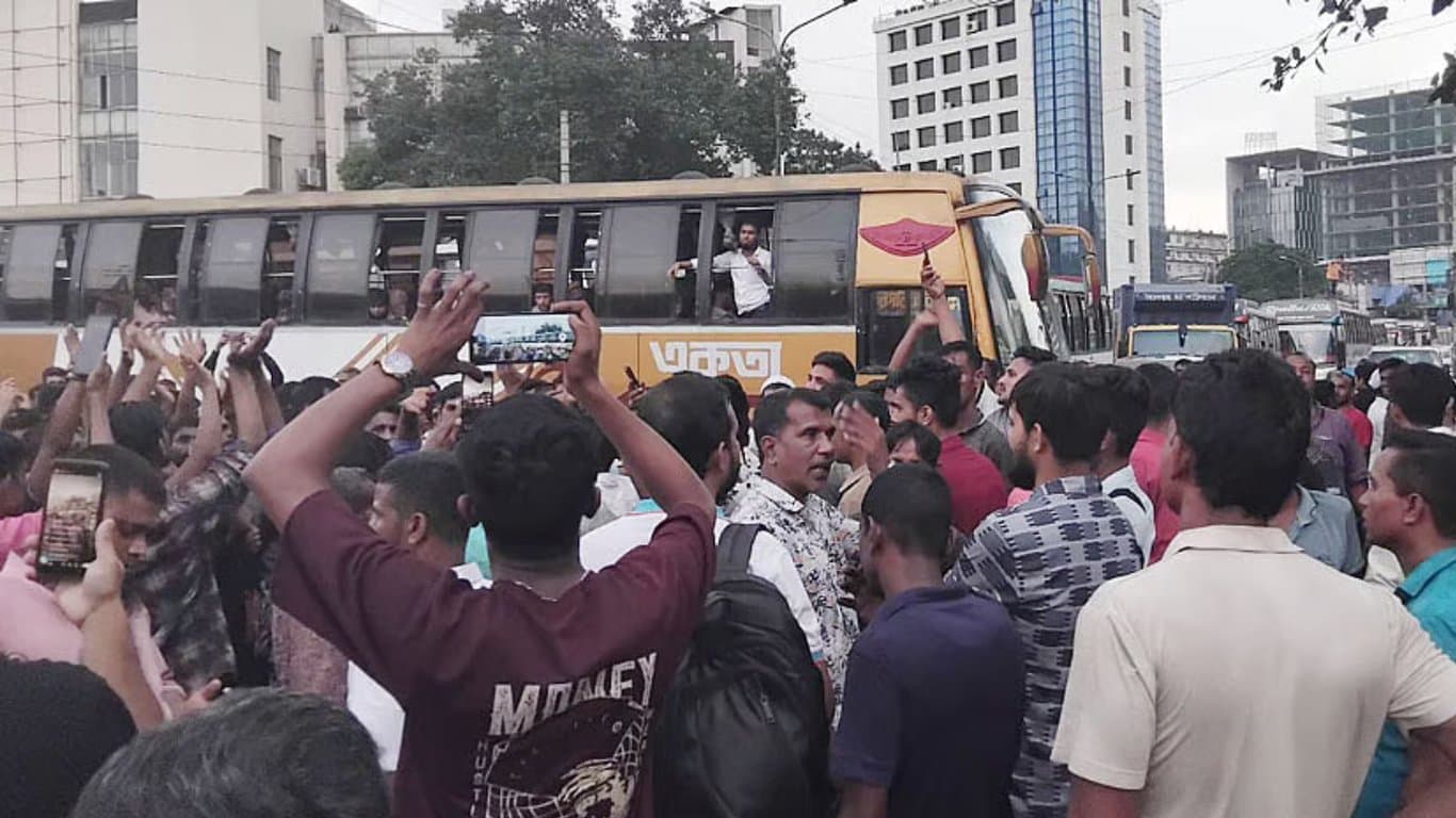 মহাখালী টার্মিনালের সামনে সড়ক অবরোধে বাস শ্রমিকরা