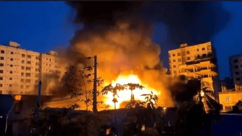 কদমতলীতে ফোম কারখানায় আগুন