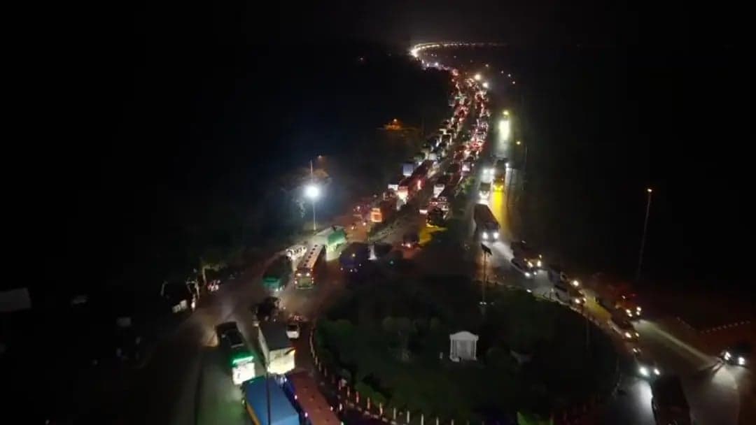 যমুনা সেতুতে বাসের পেছনে বাসের ধাক্কায় নিহত ১, যান চলাচল বন্ধ