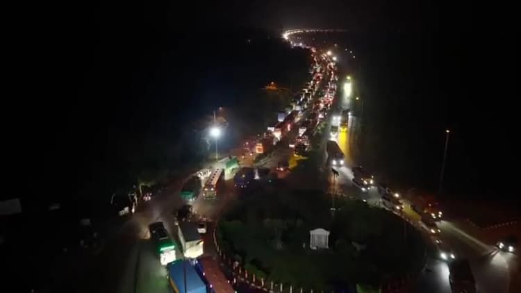 যমুনা সেতুতে বাসের পেছনে বাসের ধাক্কায় নিহত ১, যান চলাচল বন্ধ