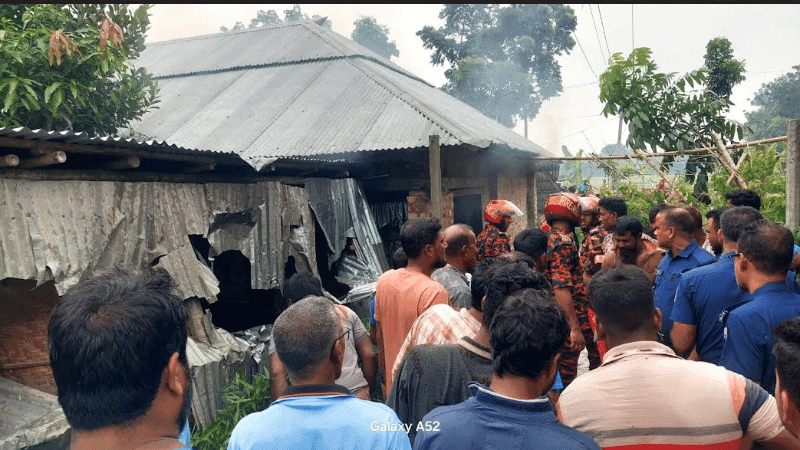 প্রধান শিক্ষকের বিরুদ্ধে ছাত্রীর শ্লীলতাহানির অভিযোগ, স্কুলে ভাঙচুর-আগুন