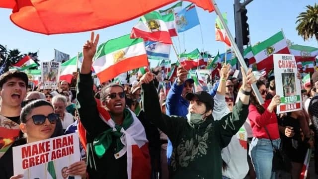 ৮০০ বিক্ষোভকারীর মৃত্যুদণ্ড কার্যকর স্থগিত করলো ইরান