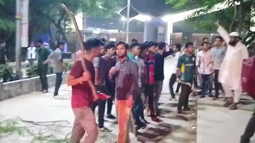 বেরোবিতে যুদ্ধাপরাধীদের ছবি প্রদর্শন শিবিরের,  ছাত্রদল আপত্তি জানালে বাধে সংঘর্ষ