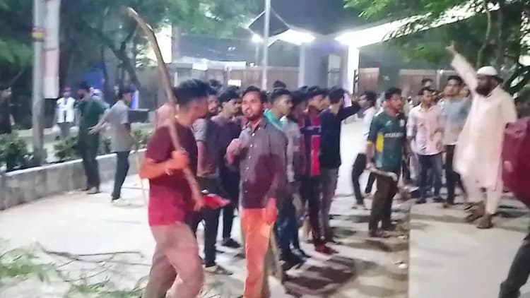 বেরোবিতে যুদ্ধাপরাধীদের ছবি প্রদর্শন শিবিরের,  ছাত্রদল আপত্তি জানালে বাধে সংঘর্ষ