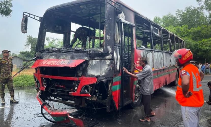 চট্টগ্রামে বাসচাপায় বাবা-ছেলের মৃত্যু, উত্তেজিত জনতার বাসে অগ্নিসংযোগ