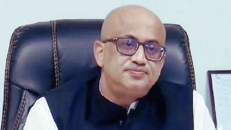 ডা. মুরাদের বিরুদ্ধে গ্রেপ্তারি পরোয়ানা জারি