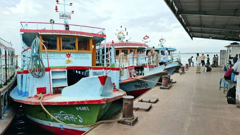 দুর্যোগপূর্ণ আবহাওয়ার কারণে দৌলতদিয়া-পাটুরিয়া নৌপথে ফেরি চলাচল বন্ধ