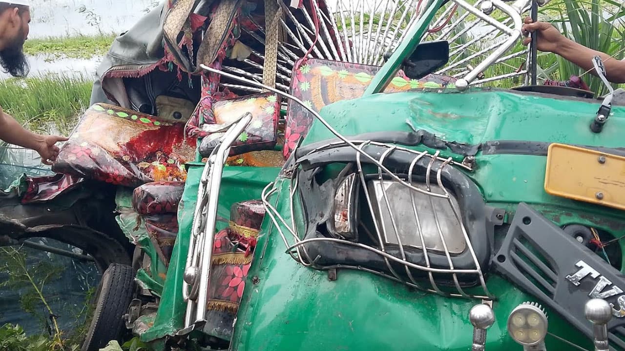 টাঙ্গাইলে বাস-অটোরিকশার সংঘর্ষে নিহত ৩