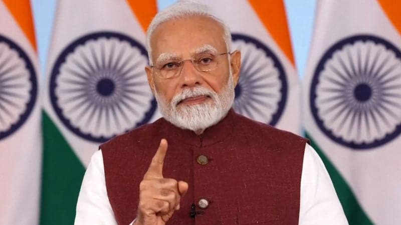 পশ্চিমবঙ্গে দাঁড়িয়ে মমতাকে হটানোর ডাক মোদির