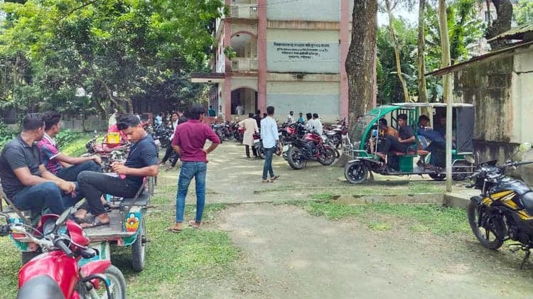 পাঠদান বন্ধ করে বিদ্যালয়ে রাজনৈতিক কর্মসূচি নয়
