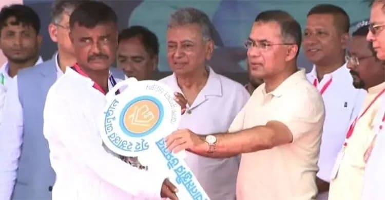বাঁশখালীতে বন্যাকবলিতদের হাতে ঘরের চাবি তুলে দিলেন প্রধানমন্ত্রী