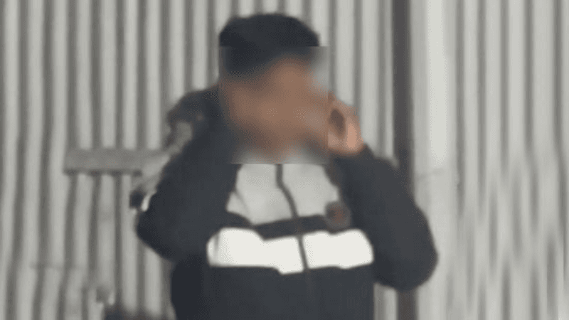 রাজশাহীতে এসআইকে কান ধরে দাঁড় করিয়ে রাখল জনতা