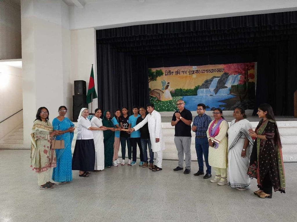 প্রত্যন্ত গ্রাম জনগাঁওয়ের মেয়ে ফুটবলারদের পাশে হলিক্রস কলেজ