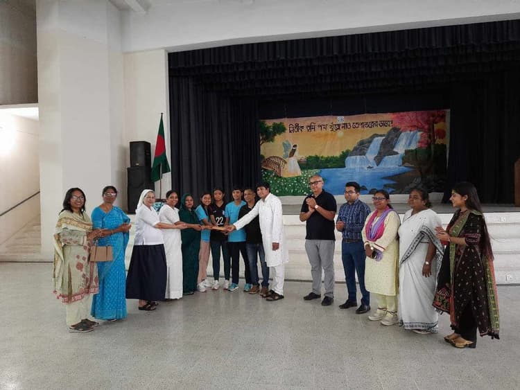 প্রত্যন্ত গ্রাম জনগাঁওয়ের মেয়ে ফুটবলারদের পাশে হলিক্রস কলেজ