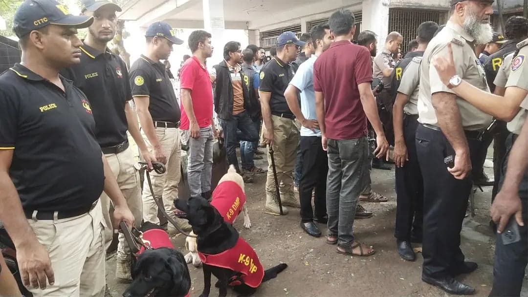 জেনেভা ক্যাম্পে তিন বাহিনীর যৌথ অভিযান, আটক ১৬