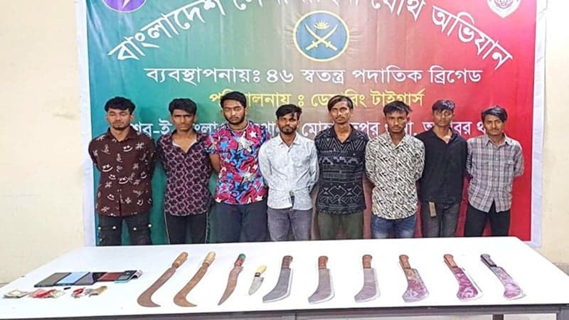 সেনাবাহিনীর অভিযানে গ্রেপ্তার ৩৮৩ ছিনতাইকারী-চাঁদাবাজ