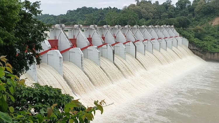 কাপ্তাই হ্রদে অস্বাভাবিক পানি বৃদ্ধি, খুলে দেওয়া হলো সব জলকপাট