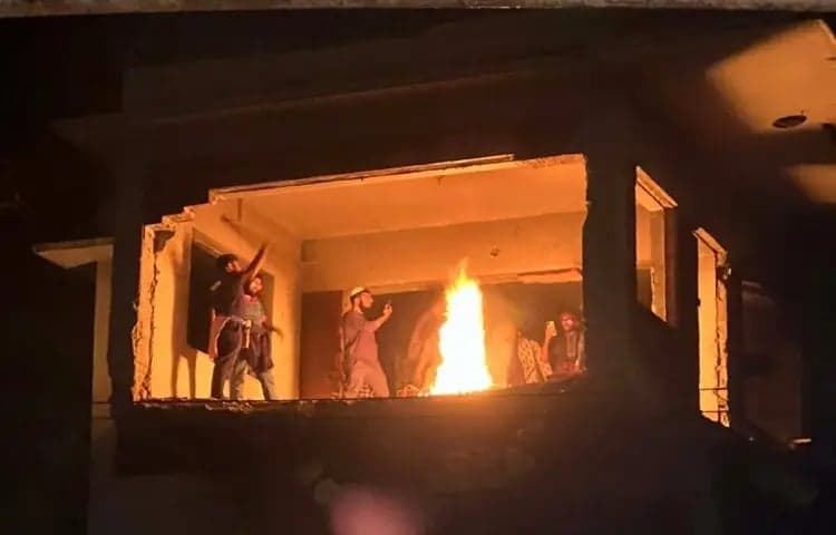 ধানমন্ডি ৩২ নম্বরে আগুন