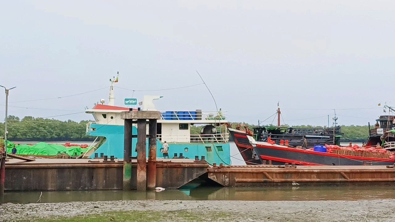 মিয়ানমারে সংঘাত,  আমদানি-রপ্তানিতে ধস টেকনাফ বন্দরে 