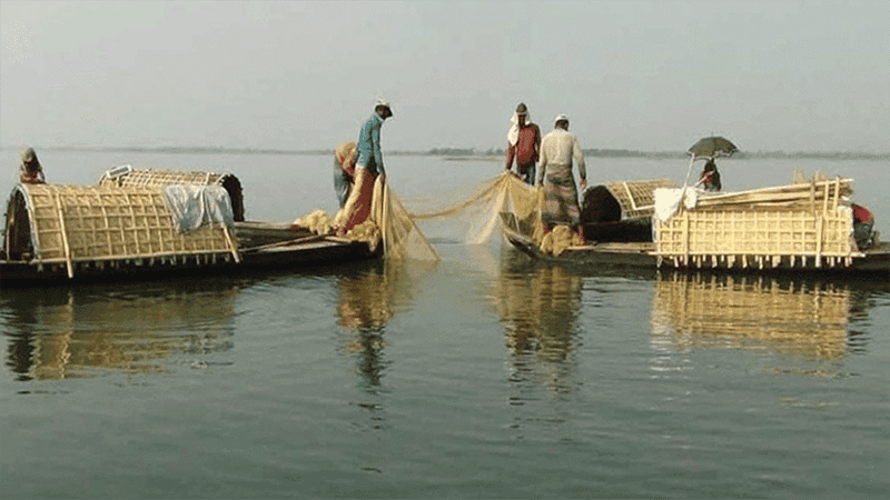 কাপ্তাই হ্রদে মাছ শিকারের ওপর নিষেধাজ্ঞা বাড়ল আরও ১০ দিন