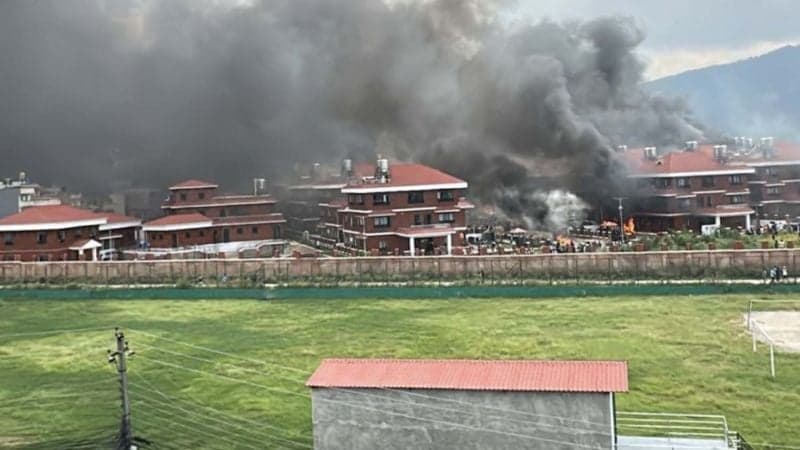 নেপালে রাজনৈতিক নেতাদের বাড়িতে আগুন, মন্ত্রীদের সরিয়ে নিচ্ছে সেনাবাহিনী