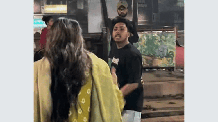 ঢাবিতে তরুণীদের হেনস্তার অভিযোগ, তদন্তে তিন সদস্যের কমিটি