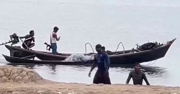 নাফ নদীতে সশস্ত্র রোহিঙ্গা গ্রুপের গুলিবর্ষণ, জেলের নৌকা ছিনতাই