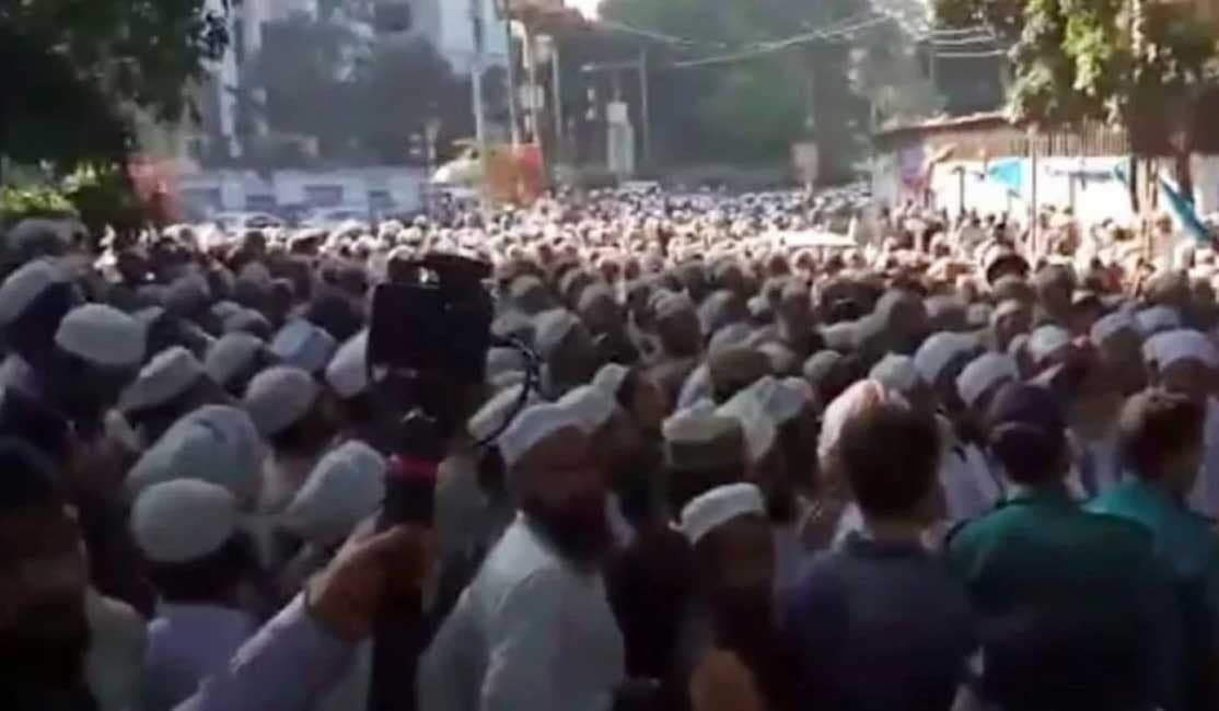 কাকরাইল মসজিদের সামনের সড়কে সাদপন্থিদের অবস্থান