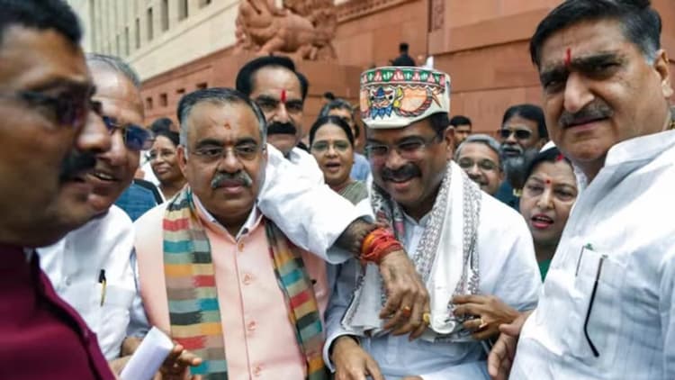 পদত্যাগের পর সংসদে গিয়েই উষ্ণ অভ্যর্থনা পেলেন ধর্মেন্দ্র প্রধান