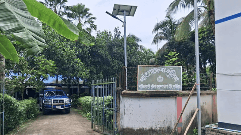রাতের খাবার খেয়ে ক্যাম্পের ১০ পুলিশ সদস্য অচেতন, হাসপাতালে ভর্তি