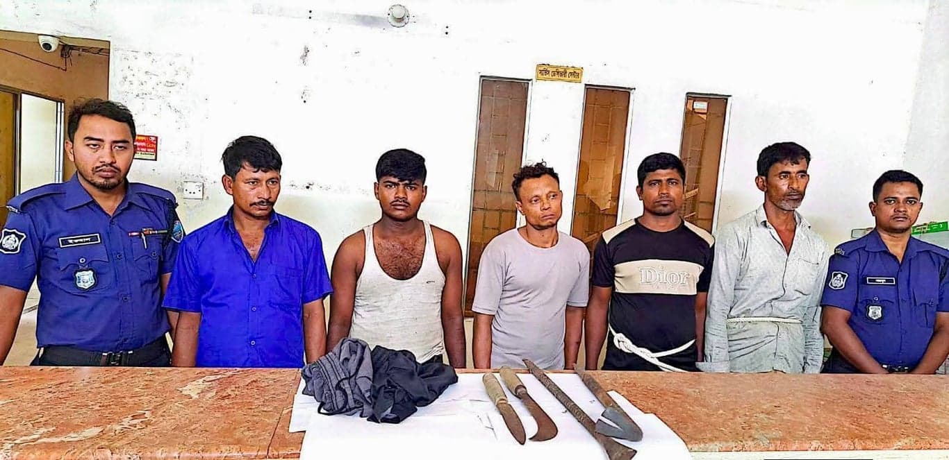 চকরিয়ায় ডাকাতির ছক ভেস্তে দিল পুলিশ, অস্ত্রসহ ৫ ডাকাত গ্রেফতার