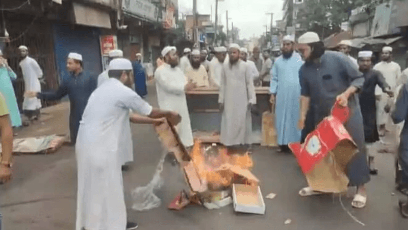 চট্টগ্রামে হেফাজত কর্মী-সমর্থকদের সড়ক অবরোধ