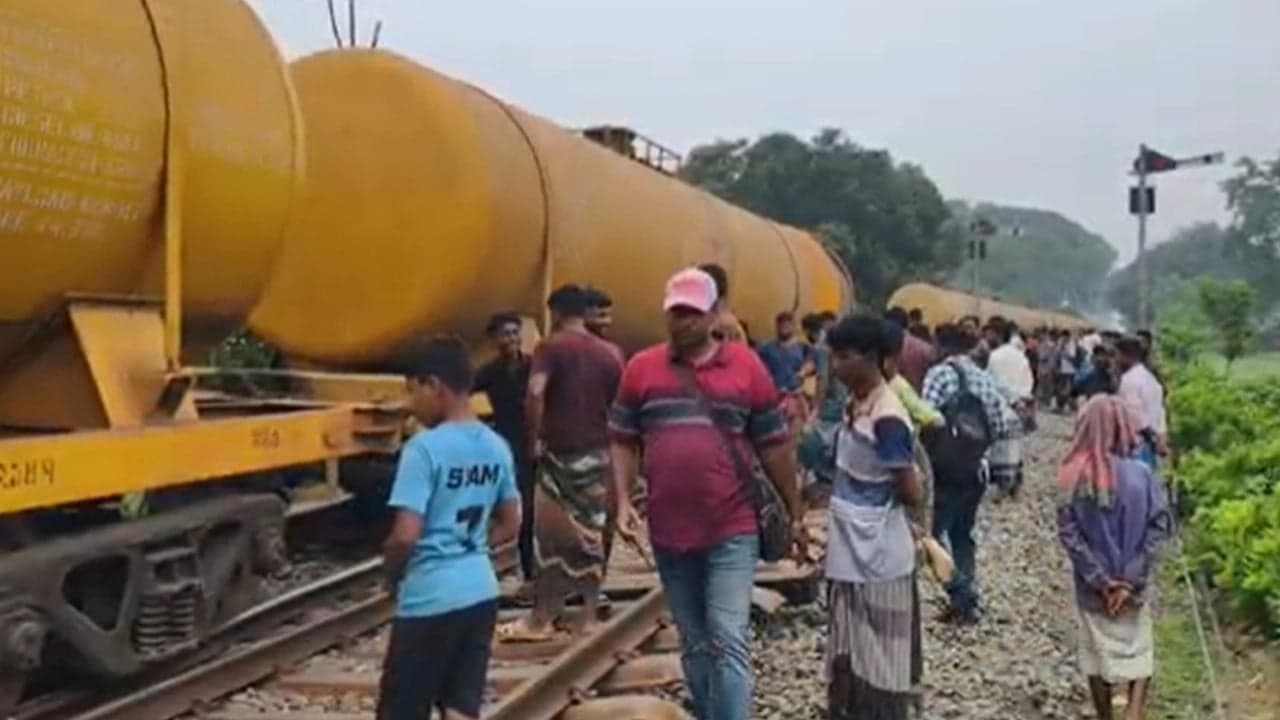 মালবাহী ট্রেন লাইনচ্যুত, খুলনা-উত্তরবঙ্গ রেল যোগাযোগ বন্ধ