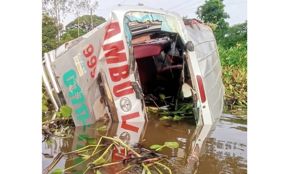 মরদেহ নিয়ে যাওয়ার পথে অ্যাম্বুলেন্স খাদে, আহত ৮