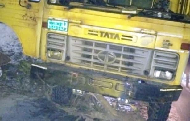 পাবনায় মধ্যরাতে সড়কে গাছ ফেলে ৪০ গাড়িতে ডাকাতি