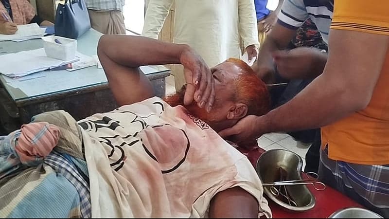 কুমিল্লায় গরুর ঘাস খাওয়াকে কেন্দ্র করে সংঘর্ষে গুলিবিদ্ধ ৬