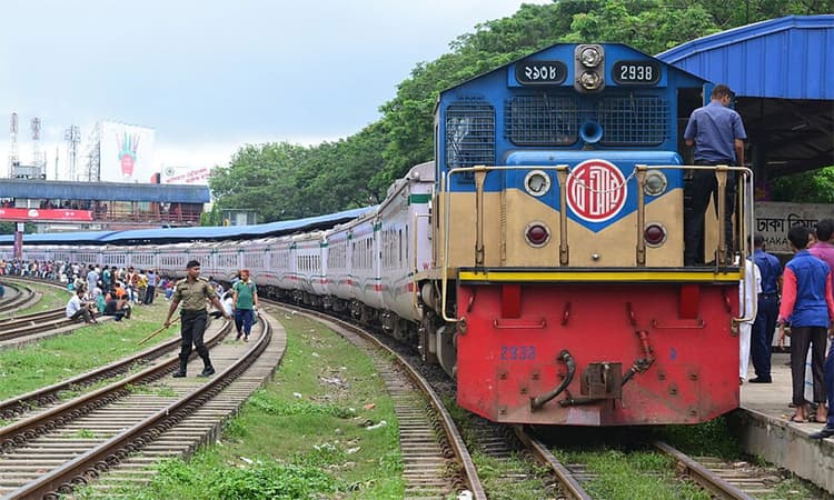 দাবি আদায়ে রেললাইনে অবস্থান, ঢাকা-ময়মনসিংহ রুটে বন্ধ ট্রেন চলাচল