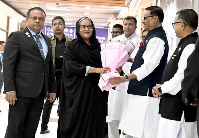 সৌদি আরব থেকে দেশে ফিরেছেন প্রধানমন্ত্রী