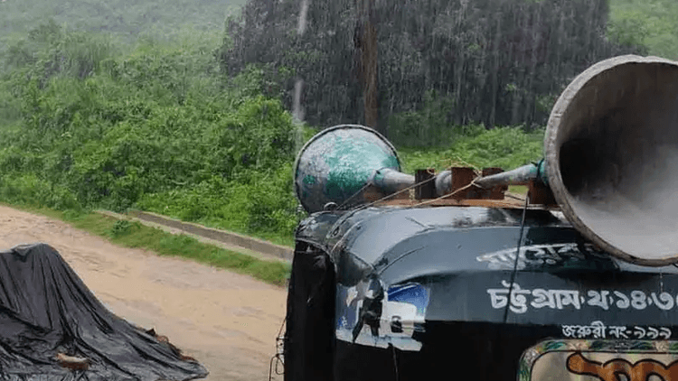 টানা বৃষ্টিতে চট্টগ্রামে পাহাড়ধসের শঙ্কা, ঝুঁকিপূর্ণ এলাকায় প্রশাসনের মাইকিং