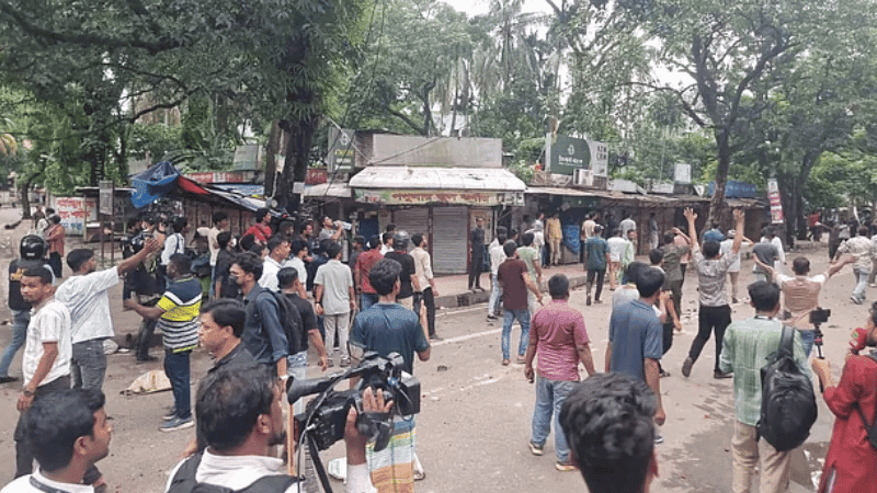 এবার ঢাকা আলিয়া মাদ্রাসার সামনে ছাত্রদল–শিবিরের সংঘর্ষ