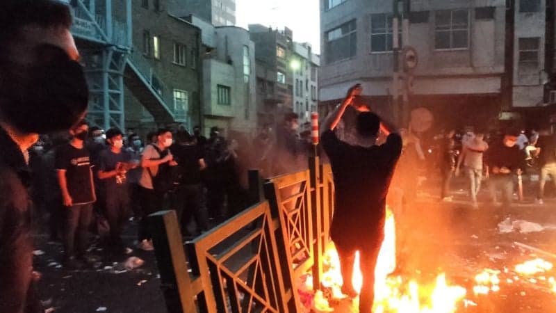 পুলিশ হত্যার দায়ে ইরানে তিনজনের মৃত্যুদণ্ড কার্যকর